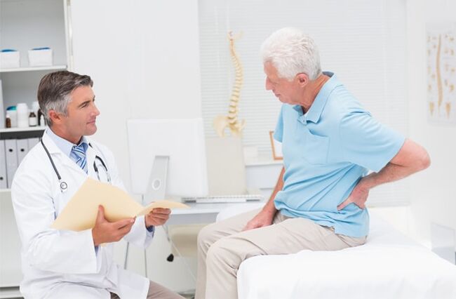 Ein Patient mit Arthrose zu einem medizinischen Termin